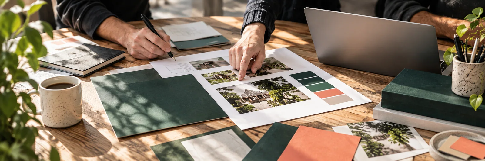 Mesa de trabajo con bocetos, materiales de identidad, muestras de color y un equipo dando forma a una idea.